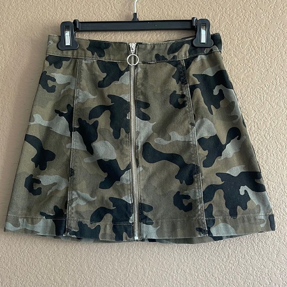 H&M army green camouflage zipper skirt size 6